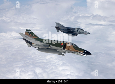 Deux QF-4E de la 82e ATR voler au-dessus du golfe du Mexique au cours d'une sortie de formation hors de la Base aérienne Tyndall, en Floride. Banque D'Images