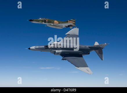 Deux QF-4E de la 82e ATR voler au-dessus du golfe du Mexique au cours d'une sortie de formation hors de la Base aérienne Tyndall, en Floride. Banque D'Images