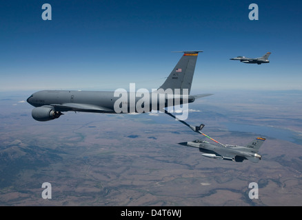 Deux F-16 de la 162e Escadre de chasse conduite formation de ravitaillement en vol avec un KC-135 Stratotanker. Banque D'Images