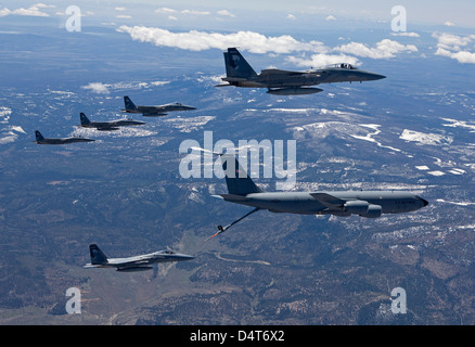 Cinq F-15 Eagle de la 173e Escadre de chasse conduite formation de ravitaillement en vol avec un KC-135 Stratotanker. Banque D'Images