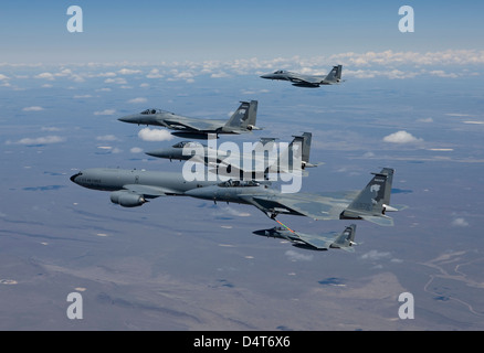 Cinq F-15 Eagle de la 173e Escadre de chasse conduite formation de ravitaillement en vol avec un KC-135 Stratotanker. Banque D'Images