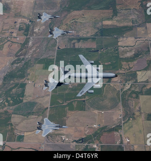 Un KC-135R Stratotanker ravitaille quatre F-15 Eagle pendant le ravitaillement en vol au cours de formation Centre de l'Oregon. Banque D'Images