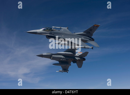 Deux F-16 de la 162e Escadre de chasse manuever sur un avion d'entraînement. Banque D'Images