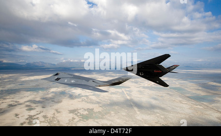 Deux chasseurs furtifs F-117 Nighthawk voler sur une sortie de formation hors de la base aérienne de Holloman, au Nouveau-Mexique. Banque D'Images