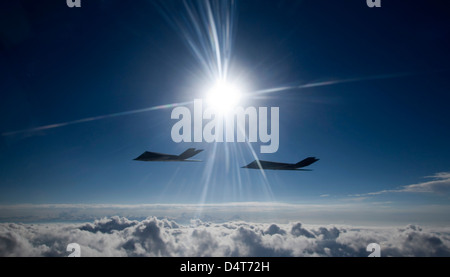 Deux chasseurs furtifs F-117 Nighthawk voler sur une sortie de formation hors de la base aérienne de Holloman, au Nouveau-Mexique. Banque D'Images