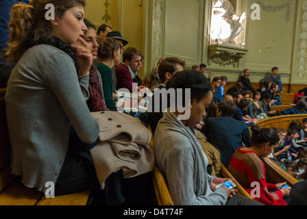 Paris, France, grande foule jeunes adolescents à l'intérieur de l'amphithéâtre français Sorbonne Université Réunion d'étudiants, salle de classe bondée école Banque D'Images