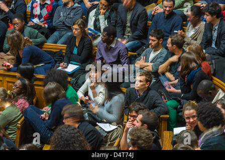 Paris, France, vue aérienne, à l'intérieur de l'amphithéâtre français Sorbonne Université Réunion d'étudiants, assis en classe, diversifiée grande foule multiculturelle diversifiée de jeunes, salle de classe bondée, intégrée Banque D'Images