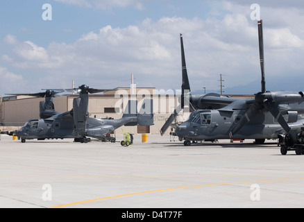 Deux CV-22 Osprey aircraft de la 71e re s'asseoir sur la piste à la Base Aérienne de Kirtland, Nouveau Mexique. Banque D'Images