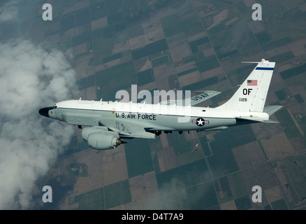 Une RC-135W Joint aircraft Rivet une envolée au-dessus du Midwest en mission d'entraînement hors de Offutt Air Force Base, Nebraska. Banque D'Images