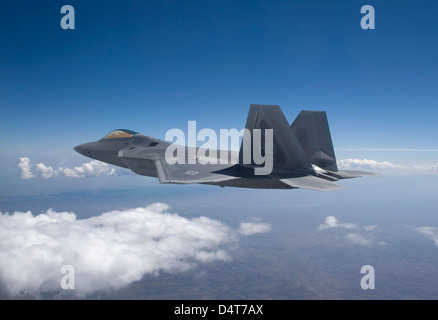 Un F-22 Raptor vole autour de sud du Nouveau Mexique d'une mission d'entraînement hors de la base aérienne de Holloman, Nouveau Mexique Banque D'Images