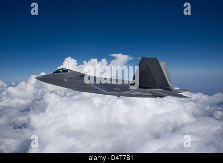 Un F-22 Raptor vole autour de sud du Nouveau Mexique d'une mission d'entraînement hors de la base aérienne de Holloman, Nouveau Mexique Banque D'Images