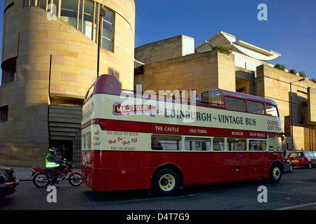 Tour bus et musée national d'écosse sur le quatrième pont George Banque D'Images