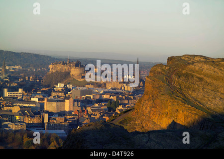 Voir l'échelle de la ville au centre de Salisbury crags Banque D'Images