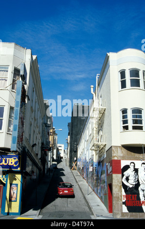Voiture de sport de monte san francisco Hill près de la beat museum de North Beach Banque D'Images