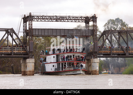 Marion PS passe sous le pont d'Abbotsford à Curlwaa sur la rivière Murray. Banque D'Images
