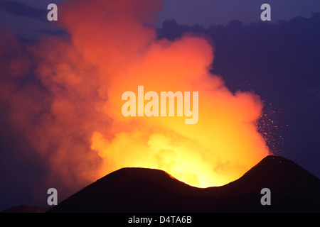 24 janvier 2012 - Lava en rougeoyant cratère pendant l'heure bleue sur le volcan Nyamuragira, Kimanura éruption. Banque D'Images