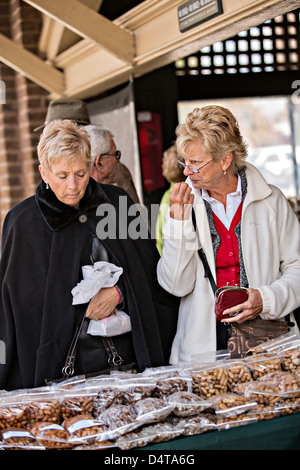 Historic Charleston City Market sur Market Street à Charleston, SC. Banque D'Images