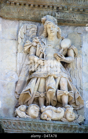 Un ange en pierre sculpté baroque coloniale espagnole en robe sur la façade de la cathédrale de Oaxaca à Oaxaca, au Mexique. Banque D'Images