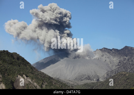 Nuage de cendres de l'éruption du volcan Sakurajima, le Japon. Banque D'Images