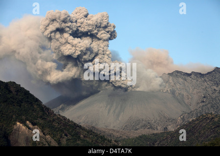 Nuage de cendres de l'éruption du volcan Sakurajima, le Japon. Banque D'Images