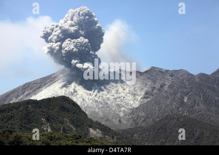 Nuage de cendres de l'éruption du volcan Sakurajima, le Japon. Banque D'Images