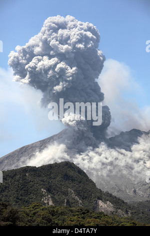 Nuage de cendres de l'éruption du volcan Sakurajima, le Japon. Banque D'Images