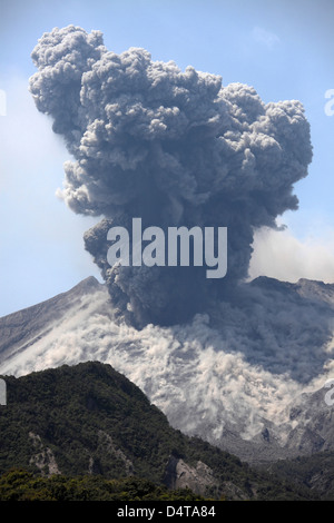 Nuage de cendres de l'éruption du volcan Sakurajima, le Japon. Banque D'Images