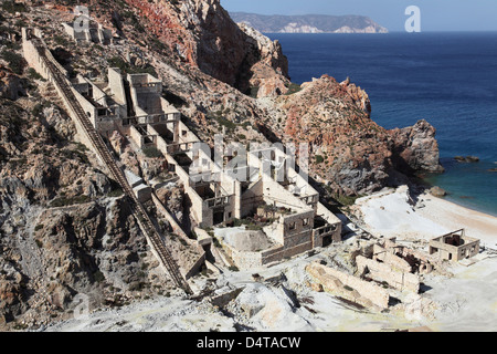 Installation de traitement de soufre abandonnées avec pente, Milos, Grèce. Banque D'Images