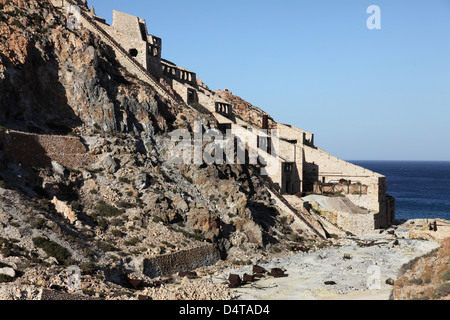 Installation de traitement de soufre abandonnées avec pente, Milos, Grèce. Banque D'Images