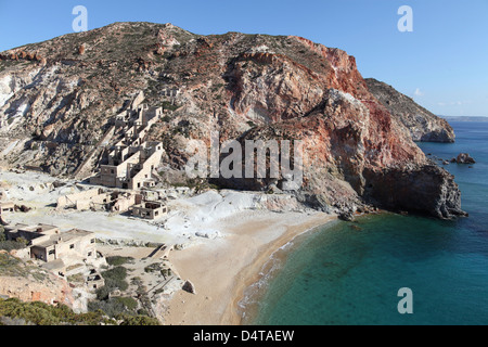 Paliorema (alt. Paleorema historique de la mine de soufre) et des installations de traitement, île de Milos, en Grèce. Aperçu de la baie. Banque D'Images