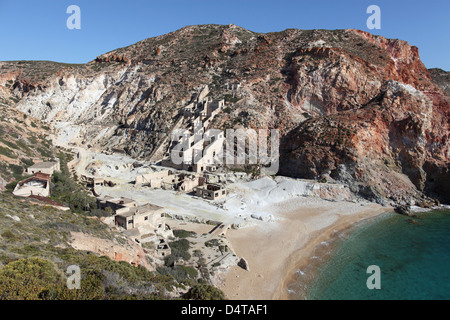 Paliorema mine de soufre et des installations de traitement, île de Milos, en Grèce. Banque D'Images