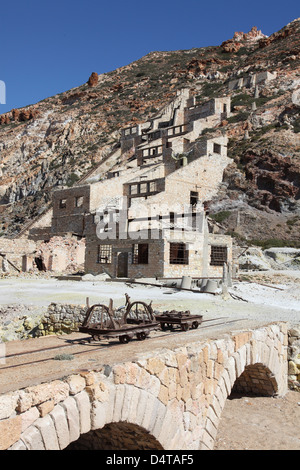 Paliorema mine de soufre et des installations de traitement, île de Milos, en Grèce. Banque D'Images