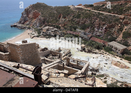 Paliorema mine de soufre et des installations de traitement, île de Milos, en Grèce. Banque D'Images