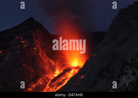 Type stromboliennes éruption du volcan Batu Tara, l'Indonésie. Banque D'Images
