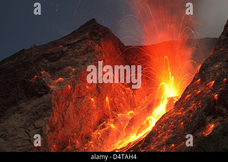 Type stromboliennes éruption du volcan Batu Tara, l'Indonésie. Banque D'Images
