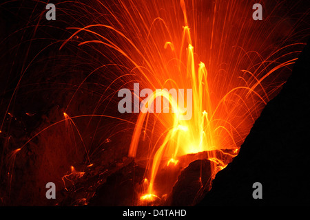 Type stromboliennes éruption du volcan Batu Tara, l'Indonésie. Banque D'Images