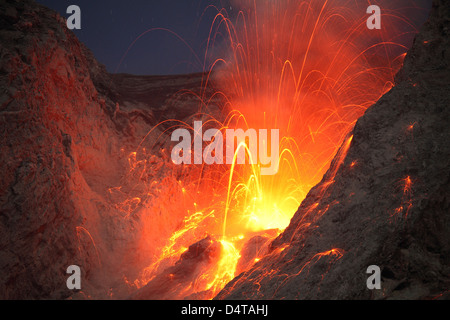 Type stromboliennes éruption du volcan Batu Tara, l'Indonésie. Banque D'Images