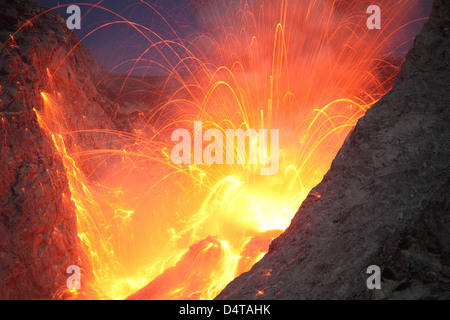Type stromboliennes éruption du volcan Batu Tara, l'Indonésie. Banque D'Images
