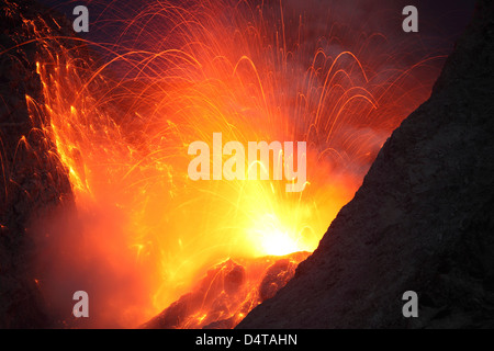 Type stromboliennes éruption du volcan Batu Tara, l'Indonésie. Banque D'Images