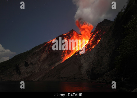 Type stromboliennes éruption du volcan Batu Tara, l'Indonésie. Banque D'Images