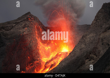 Type stromboliennes éruption du volcan Batu Tara, l'Indonésie. Banque D'Images