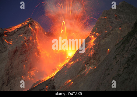 Type stromboliennes éruption du volcan Batu Tara, l'Indonésie. Banque D'Images