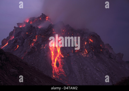 Le 30 novembre 2012 - Un Rerombola avec dôme de lave-chutes incandescentes, volcan Paluweh, Flores, en Indonésie. Banque D'Images