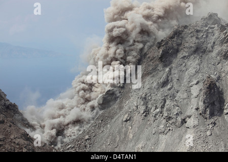 Coulée pyroclastique sur flanc de Rerombola Paluweh dôme de lave de volcan. Banque D'Images