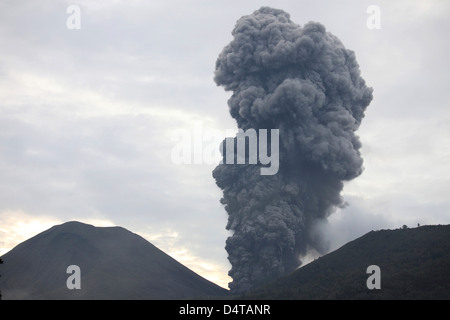 Les nuages de cendre passant de cratère Tompaluan Lokon-Empung au volcan, l'Indonésie. Banque D'Images