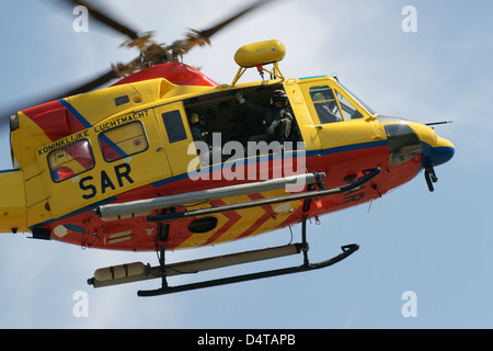 Le 19 mai 2010 - Un AB-412 Titi hélicoptère de la Royal Netherlands Air Force en vol au dessus de Koksijde, Belgique. Banque D'Images