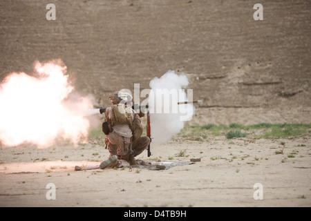 Les Marines américains fire un lance-grenades RPG-7. Banque D'Images