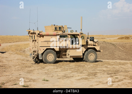 Un Cougar de l'ARMÉE AMÉRICAINE MRAP véhicule stationné sur le haut d'un wadi pendant un tournage de familiarisation d'armes, Kunduz, Afghanistan Banque D'Images