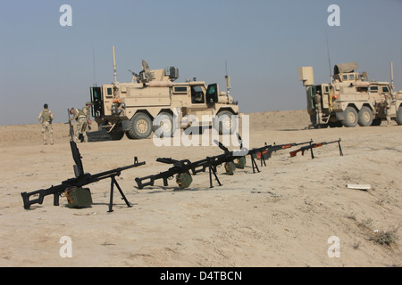 PK 7,62 mm à usage général les mitrailleuses et fusils Kalachnikov RPK asseoir prêt sur une portée de tir de Kunduz, Afghanistan. Banque D'Images