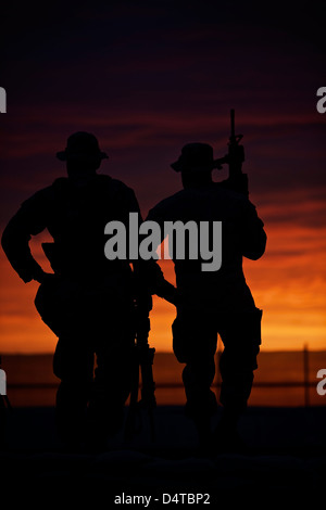 Silhouette d'U.S Marines sur un bunker au coucher du soleil dans le Nord de l'Afghanistan. Banque D'Images